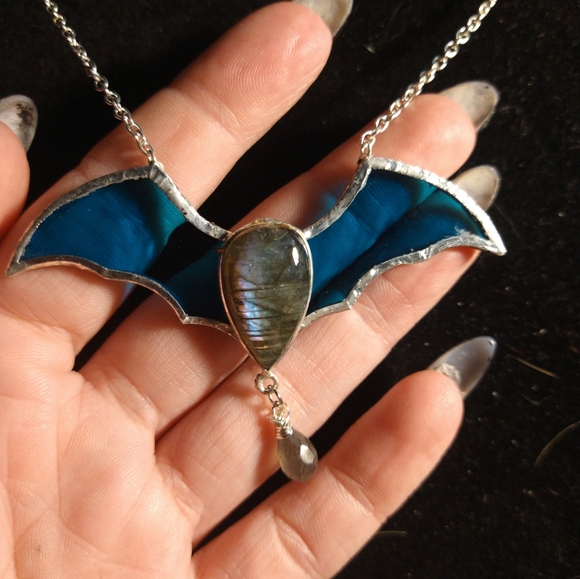 Stained glass bat labradorite necklace - Picture 3 of 4